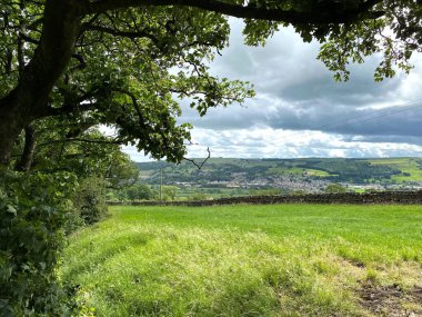 Airedale Vadisi 'nden Silsden' e doğru bakıyorum, bulutlu bir günde, Keighley, Yorkshire, İngiltere