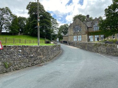 Giggleswick boyunca uzanan Bank Lane manzarası, kuru taş duvarlar, ve İngiltere 'deki eski binalar, Settle, Yorkshire, İngiltere