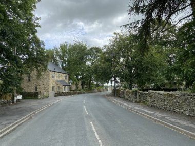 Raines Yolu boyunca, kuru taş duvarlar, evler ve ağaçlar, Settle, Yorkshire, İngiltere yakınlarında bakıyor