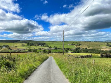 Manzara genişliği, tarlalar, çayırlar, uzak mesafedeki çiftlikler ve tepeler, Trawden, Colne, İngiltere