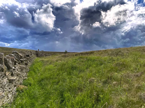 Storm Clouds Gathering Haworth Moors Gorse Dry Stone Wall Denholme — Stockfoto