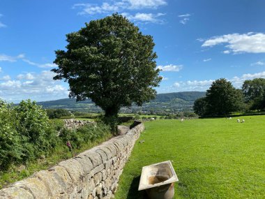 Alçıpan duvarın yanında, Farnley, Leeds, İngiltere yakınlarındaki tarlaları, ağaçları ve otlakları olan bir banyo iç.