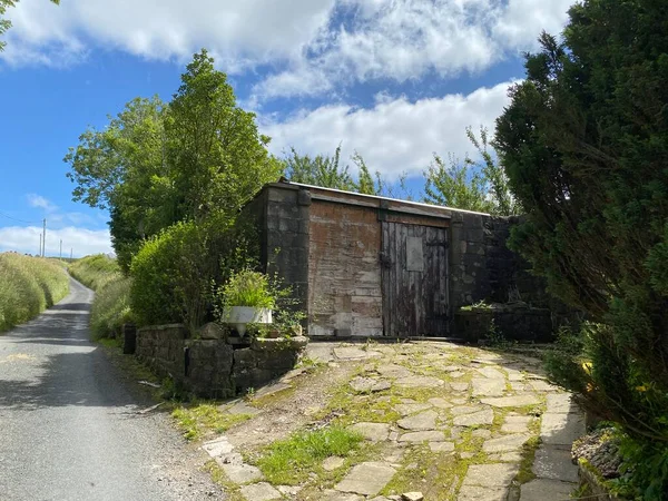 Old Stone Building Foot Steep Country Lane Grass Hedges Trees — стоковое фото