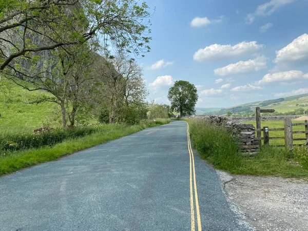 Main Road Kettlewell Leading Kilnsey Crag Fields Trees Nearby — Stock Photo, Image