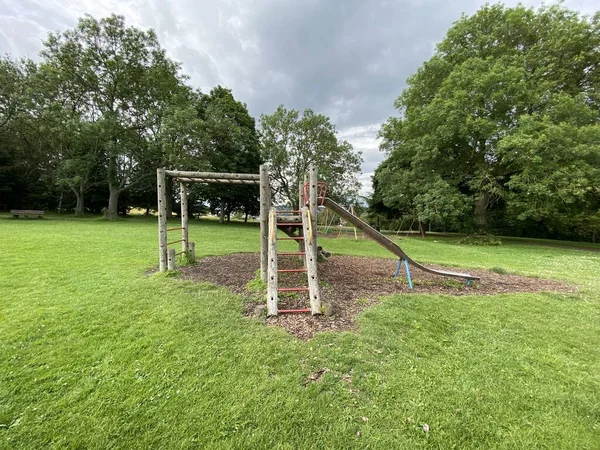 子供たちはイギリスのブラッドフォード州ノースクリフ公園の古い木の近くで遊ぶ — ストック写真