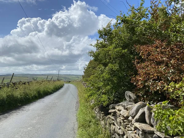 Country Lane Hedgerow Cloudy Sky Wycoller Colne — 图库照片