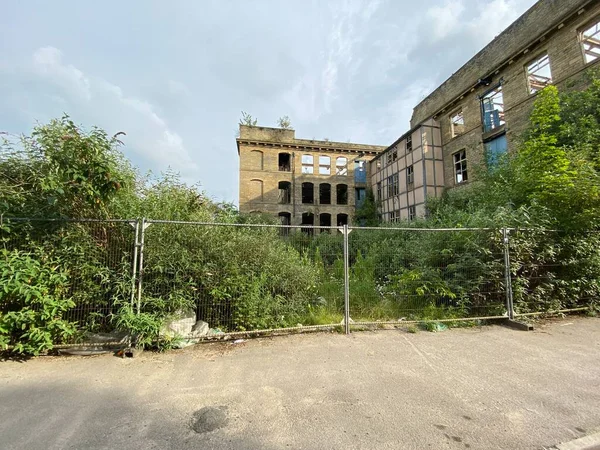 Side View Large Overgrown Derelict Mill Centre Bradford Yorkshire — стокове фото