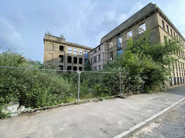 Large Old Overgrown Derelict Mill Centre Bradford Yorkshire — стокове фото