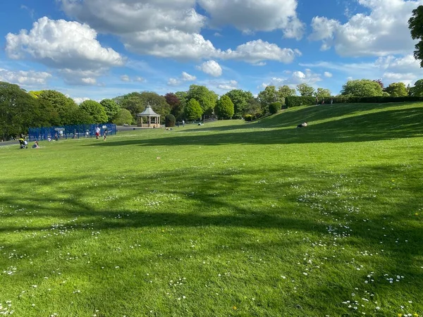 Landscape View Park Meadow Figures Bandstand Distance Lister Park Bradford — стокове фото