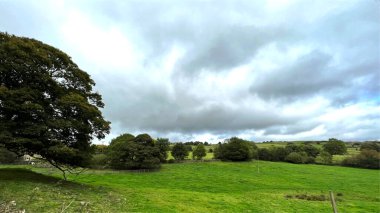 Thornton, İngiltere yakınlarındaki bulutlu bir günde kırsal bölgeye bakıyorum. 