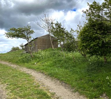 Eski ahşap kulübe, yüksek tepelerde, bulutlu bir günde, Haworth, İngiltere yakınlarında.