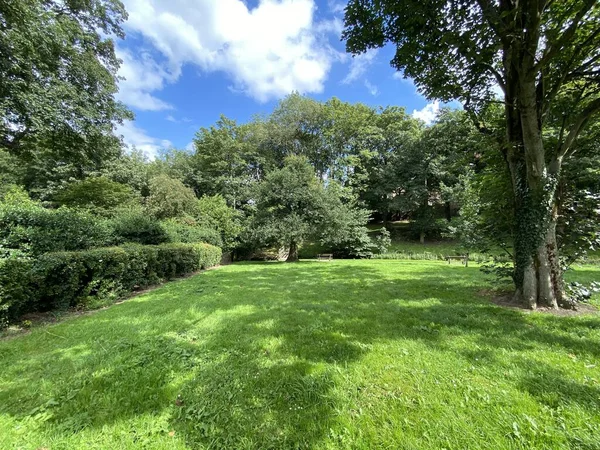 Grüne Parklandschaft Mit Holzbänken Einem Sonnigen Tag Steeton Keighley — Stockfoto