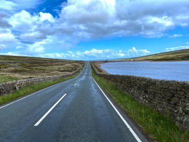 Aşağı bakıyor, Two Laws Yolu, kuru taş duvarlar, ve,, Water Sheddles Reservoir yakında, Colne, Lancashire, İngiltere