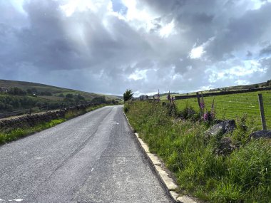 Büyük yağmur bulutları ve martılarla birlikte Haworth, Keighley, İngiltere 'ye doğru ilerliyoruz.