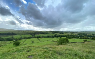 Lancashire kırsalında sağanak yağış var, tarlaları süpürüyor, ve uzak mesafedeki Pendle tepeleri, Trawden, İngiltere