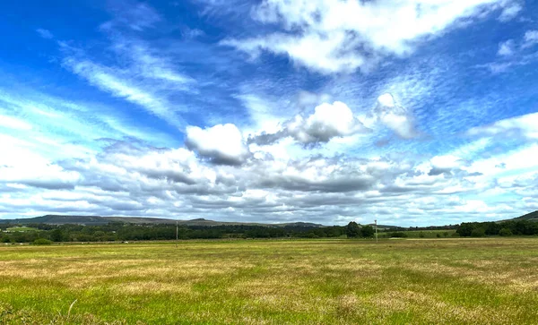 平坦的草甸平原 位于爱乐谷 约克郡戴尔斯山 在地平线附近 英国斯克普敦 — 图库照片