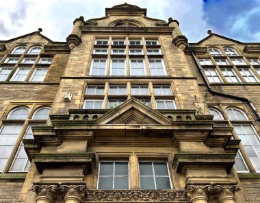 Endüstriyel kent Bradford, İngiltere 'de Victoria dönemi taş binası.