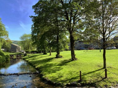 Linton Beck 'ten Linton Green' e doğru, sıcak yaz gününde, güzel bir köy olan Linton, İngiltere 'de, 