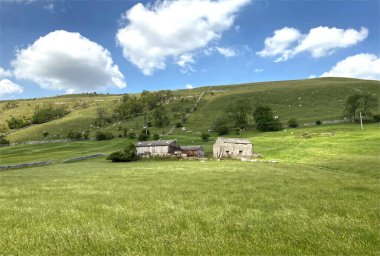 Kırsal alan, eğimli alanlar. ve eski çiftlik binaları, Yorkshire Dales köyü yakınlarında, Starbottom, Skipton, İngiltere