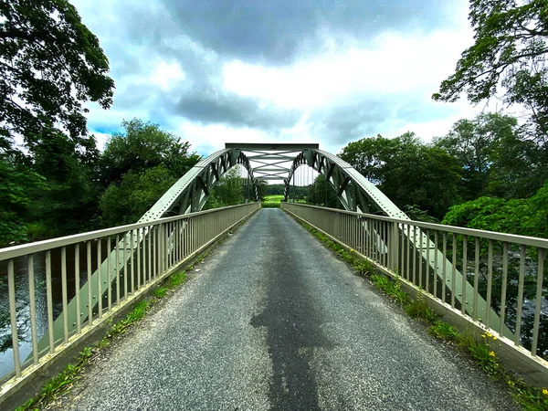 Iron Suspension Footbridge Περνώντας Τον Ποταμό Wharfe Ben Rhydding Ilkley — Φωτογραφία Αρχείου