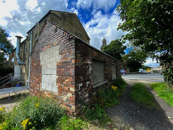 Verfallenes Rotes Backsteingebäude Neben Einem Feldweg Queensbury Bradford Großbritannien — Stockfoto