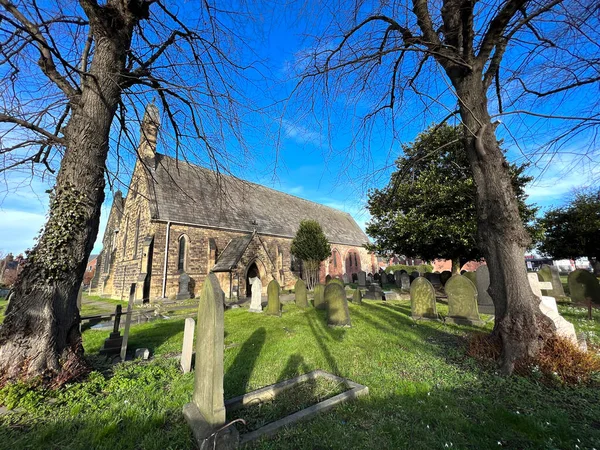 古い石造りの教会 木と墓石オン グリーンフィールドレーン ドンスター — ストック写真
