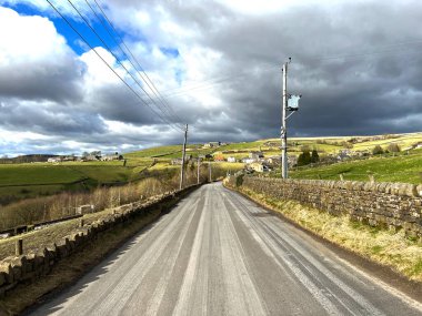 Manzara boyunca Akroyd Yolu, kuru taş duvarlar, ve uzak mesafedeki evler, Hebden Köprüsü, İngiltere