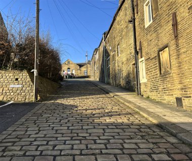 Bronte Sisters, Thornton, Bradford, İngiltere 'nin doğduğu yer olan Ellingham Court' a taş kaldırımlar ve kulübelerle bakıyorum.