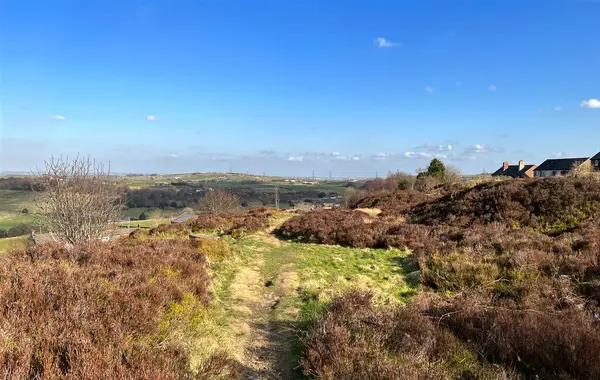 Yüksek tepelerde, Denholme 'un yukarısında, kışın geç bir gününde, uzak tepelerde, Denholme, İngiltere' de mavi bir gökyüzü...