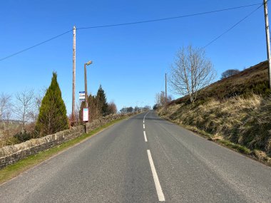 Batı Şeridi 'ni seyret, bataklık arazisi ve mavi gökyüzü, kış günü, Haworth, Yorkshire, İngiltere' de.