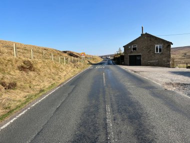 Yukarı baktığımızda, Two Laws Yolu, bozkırların tepesinde, kışın sonlarında, Trawden, Colne, İngiltere