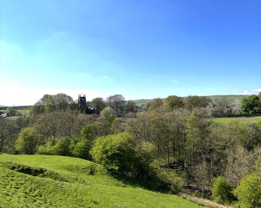 Manzara yönü, Cowling köy, eski kilise saati, ve uzak tepeler, Cowling, İngiltere