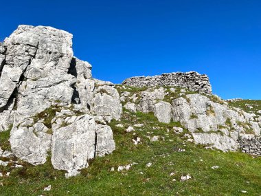 Rocky çıkıntısı, yüksek bozkırlarda, kuru bir taş duvarla, Birleşik Krallık 'ın Settle kenarı yakınlarında inşa edilmiş.