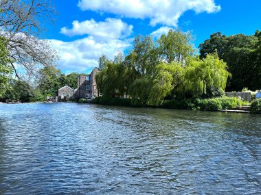 Nehir Havası 'nın üzerinden Hirst Wood, Shipley, İngiltere' ye bakın.
