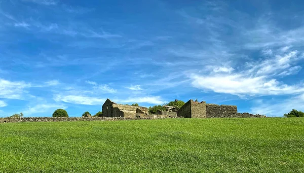 位于英国布拉德福德 艾尔顿 桑迪莱恩 山上的开阔的风景 有一座废弃的农场建筑 — 图库照片