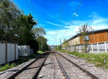 Cononley 'deki Kuzey demiryolu hattı Morecambe' ye doğru yol alırken güneşli bir günde, Cononley, Keighley, İngiltere