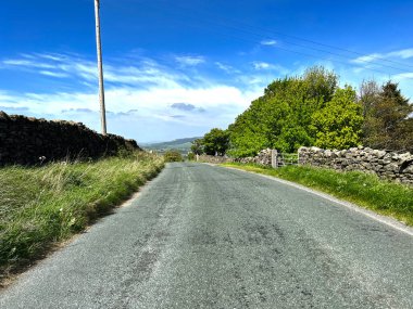 Tepede, Stockshott Lane 'de, Skipton, İngiltere' ye doğru gidiyor.