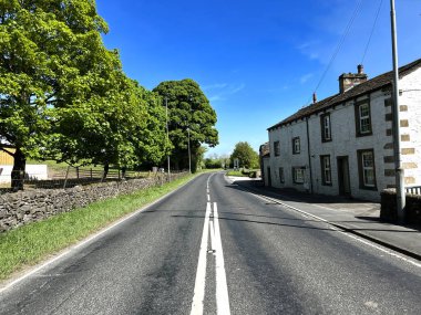Gargrave, İngiltere yakınlarındaki bir yaz gününde Coniston Cold 'a giden A65 yolu boyunca bakın.