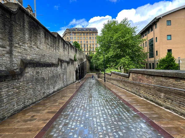 Cesta Nádraží Slunečným Počasím Dešťovými Přeháňkami Bradford Velká Británie — Stock fotografie