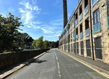 Aşağıya bak, Cononley Lane, ağaçlar, taş binalar, ve Victoria Dönemi 'ne ait bir baca, Cononley, Keighley, İngiltere 