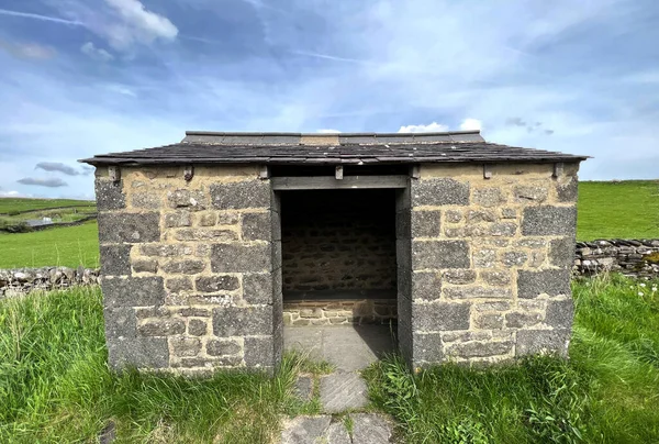 Stone, RibBlesdale, Settle, İngiltere yakınlarındaki B6479 yolunun yanına tahta çatılı otobüs durağı inşa etti.