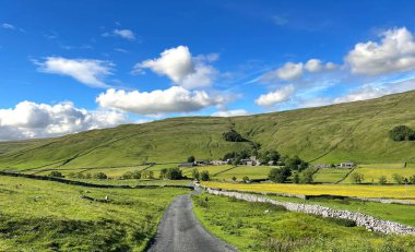 Yorkshire Dales arazisi, Malham Moor 'dan İngiltere' nin Halton Gill kentinin pitoresk köyüne doğru iniyor.