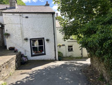 Dar yol, Castle Hill yakınlarında, Yorkshire Dales pazar kasabası, Settle, İngiltere
