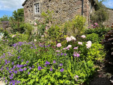 İngiliz kır bahçesi, Gargrave, Skipton, İngiltere 'nin Yorkshire Dales köyünün merkezinde.