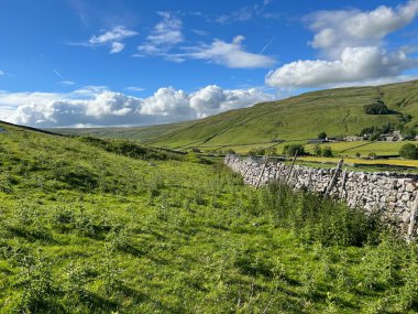 Yorkshire Dales manzarası, kuru bir taş duvar boyunca Foxup, Littondale, İngiltere yakınlarındaki tepelere doğru bakıyor.