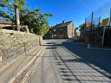 Yukarı bakıyorum, Naylor Lane, güneşli bir günde, Midgley, Halifax, İngiltere