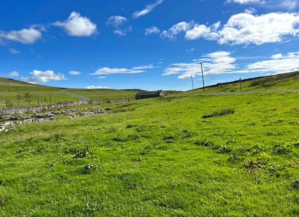 Vista Sul Paesaggio Con Strada Stabilirsi Passando Davanti Vecchio Edificio — Foto Stock