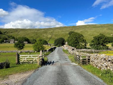 Halton Gill, Skipton, İngiltere 'ye giden yolda bir sığır ağılını geç.