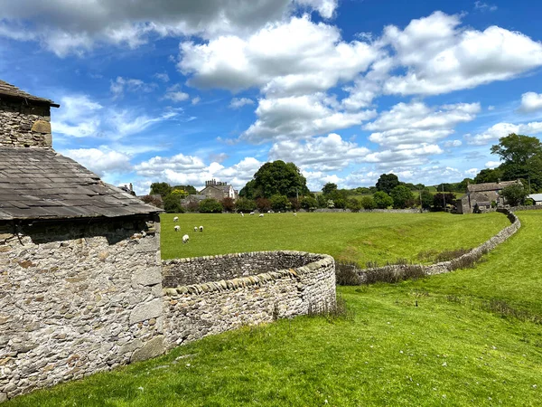英国普雷斯顿市很远的农场建筑和一个有树有屋的羊圈 — 图库照片
