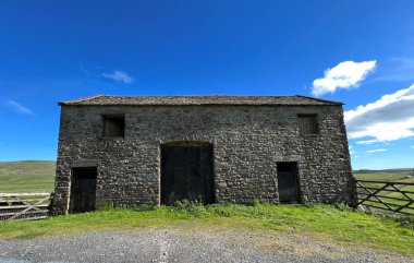 Pen-y-Ghent Fell, İngiltere yakınlarındaki fundalıkta eski taştan bir ahır.